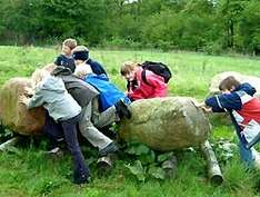 Steinzeitpark Albersdorf - Kinder mit Findlingen